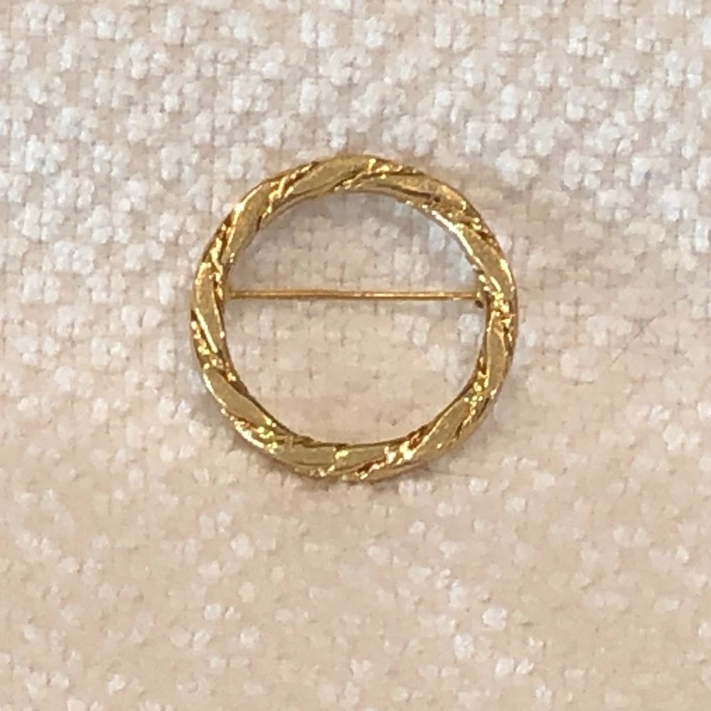 Designer Signed Monet Beautiful Vintage Circle Brooch Rope Look Design Gold Tone